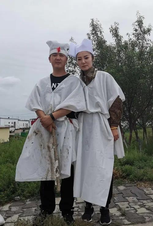 梦见彳艮多人戴白孝帽子是什么意思？