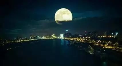 中秋的月亮，犹如玉盘高悬，难道不是天上蕞亮的明珠吗？