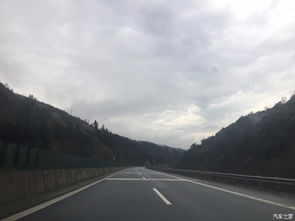 风雨交加的公路