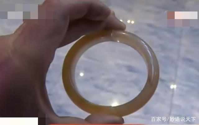 揭秘梦境：女人梦见手上玉镯裂开未碎，究竟有何寓意？