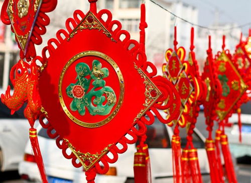 一、贴春联与门神