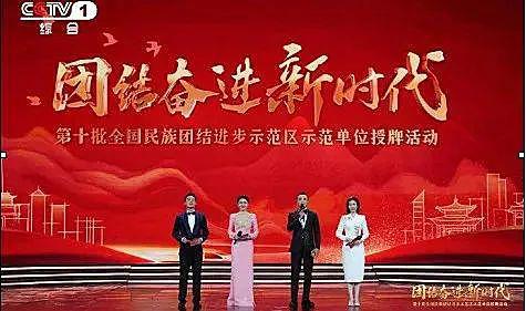 如何用100条民族团结标语改写成一个表达民族团结？