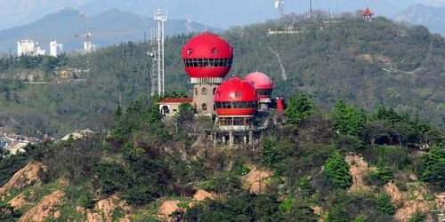 2. 小鱼山公园赏景：看红瓦绿树