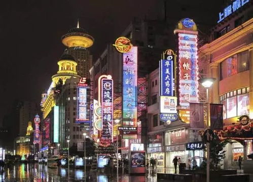 2、外滩的“光影秀”——到底是灯光还是投影？