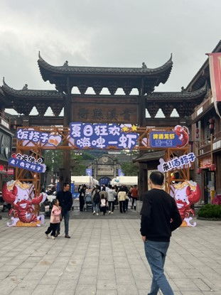 三月街古韵传承，老街风情引爆潮流