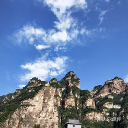 一、 天然奇观：雾灵山的壮丽与神秘