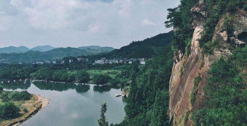 三、 龙庆峡景区：春日赏花的好去处，远方的呼唤