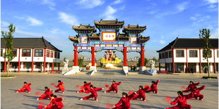 5. 杨家埠民间文艺巨大观园（名字长得像广告语）