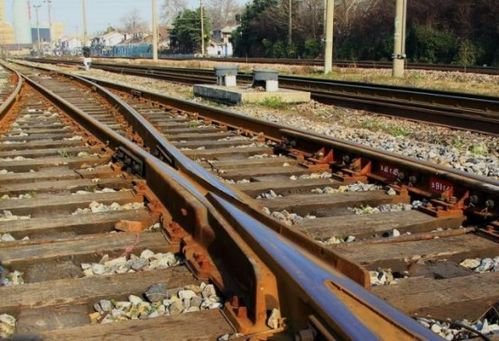 唐山站（河北）——钢铁与花瓣