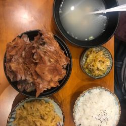 1）老李炭锅背后的辛酸泪水