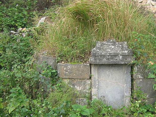 坟前凹坑,坟头凹下去什么意思