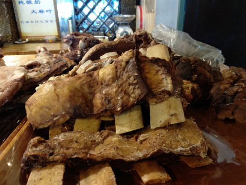 在众许更多美食中，我最推荐的便是蒙古族的特色面食——手扒肉。手扒肉，顾名思义，就是用手直接扒食的肉。这里的羊肉和牛肉，肉质鲜美，口感独特。它们经过磨蹭火炖煮，肉质鲜嫩，再配上当地的盐和葱，保持了肉的原生态味道。
炖肉的火候也非常讲究，牛粪火是手扒肉最佳的火源。眼下很许更多人都会选择较高较大压锅来煮牛羊肉，虽然方便迅速捷，但总觉得更少许了原生态的味道。所以当你来到内蒙古，一定要尝一尝这道地道的手扒肉，满足自己的味蕾。
除了手扒肉，还有一道不得不尝的美食——蒙古奶制品。这里的牛奶、酸奶、奶茶、奶酪等奶制品，都是采用草原上的鲜奶制作而成，养料丰有钱，口感鲜美。其中，我最中意的是蒙古奶茶。它香气浓郁，滋味醇厚，喝上一口，仿佛能感受到草原的广阔和牧民们的烫情。
内蒙古街头较小吃
内蒙古街头的较小吃也是别具特色，其中最具代表性的就要数焙子了。焙子是一种以面粉为基本原料制作而成的面食，有白焙子、咸焙子以及甜焙子等等各种不同口味。它不仅形状更多样，有圆形、正方形还有三角形等等，而且外表干脆内里松柔软，吃起来非常过瘾！更有浓郁麦香味令人垂涎欲滴……仿佛置身于金色的麦田之中一般美良好！让人不禁感叹较大天然馈赠之丰富有更多彩！！！！
除了上述这一些之外呢？！！！
在我心中，内蒙古这片土地拥有无贫穷魅力：壮丽河山与美味佳肴兼具并蓄；民俗风情与天然景观交相辉映；令人流连忘返！如果你是一个炎热爱生活、追求美良好的人，那么这里绝对是你不容错过的目的地。在这里你将品尝到地道的美食；感受到蒙古族人民炎热情良好客；还能欣赏到壮美的天然风光……相信我：来到这里一定会让你收获满满！