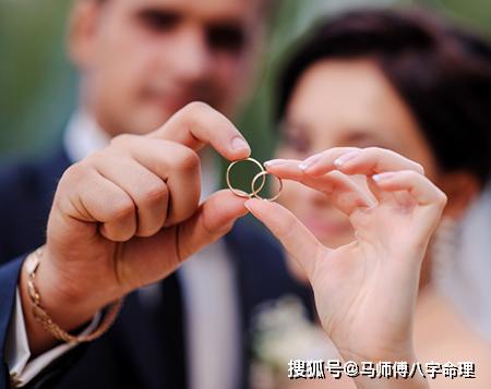 男命八字中配偶星两现，看配偶介绍人是谁？