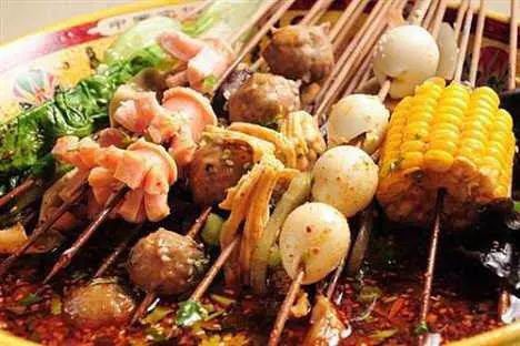 五、 串串香：麻辣串串，尽享美味（和有时候掉进汤底的小手指）
