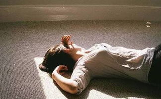 女人腰上有两个窝：维纳斯的酒窝？还是命运的转折点？