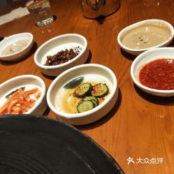 b) 炸酱面 “昏暗料理”版
