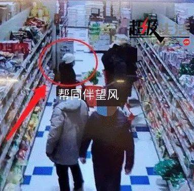 邻距离：亲民又接地气
“邻距离”，这名字简直太贴近生活了！它直接点明了这家超市与顾客之间的距离很近，就像邻居一样方便快捷。“邻”字本身就带着一种亲切感和温馨感。“距离”二字则体现了便捷性。“邻距离”这样的名字让人感觉很亲民、很接地气，特别适合在社区附近开的超市。
百兴生活：百姓生活更美好
“百兴生活”，这个名字寓意非常好！它既体现了超市提供的商品能够满足百姓的生活需求（“百姓生活”谐音），又表达了希望顾客生活兴旺发达的美好愿景（“百兴”）。这个名字简单易懂、朗朗上口，非常适合作为一家追求品质生活的超市的名字。
佰字尚惠：品质与实惠并存
这个名字充满了商业气息！“佰字”（一百）代表商品种类丰富，“尚”（高尚）代表商品质量优质，“惠”（便宜）代表物美价廉。“佰字尚惠”这样的名字既显得高端大气上档次又传递出实惠的信息。
更多新潮有趣的超市名 (继续往下看…别急哦！ )
优百特
一家亲
宜欧
速购
快客
发迈
怡佳
又见
乾仁
友邦
鑫达
诚商
隆德隆
多乐福
弘蓝欧 
 更多好听且易记的名字 
 家家乐 小点之家 银泰 佳丰 心连心 十全十美
德胜 永顺 宝诚达 琳琅满目
明冠 **车前** **好又多** **集美优品**
勇程 **造梦**  **鑫力富**  **杂七杂八**
齐荃  **鸿泰**   **海建晨**   **物资大吉**
君海  **创意**   **绝缘纺**(有点奇怪？) **购物之门***
协成   欧开   宏图南   天堂之家****
雅志  麒丰   友之缘   来悦美购***
鸿鑫金峰   惠达君  一见倾心****
美辰 新晖   悦辰宝     新品上市***
安倍华意宜佳购 百货大全******
(想知道更多关于如何取名以及相关方法论的话？可以关注我的其他文章哦！) 
注意： 以上信息仅供参考娱乐消遣之用, .