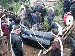 死人从棺材里爬出来！这画面太惊悚了！