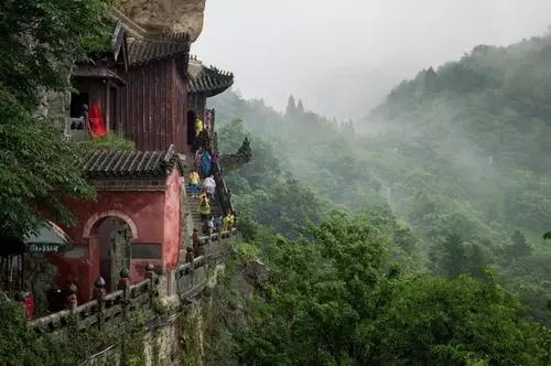 蒂芙尼蓝的玻璃湖， 悬崖峭壁的绝美