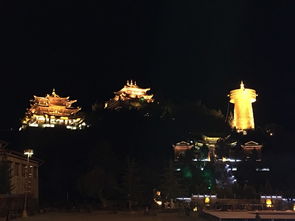 夜幕降临：星空与古寺共舞