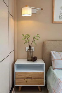 1. 床头柜上：小巧精致为主