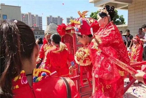 “粤嫁上头，幸福寓意，传统美俗，婚嫁爆款！”