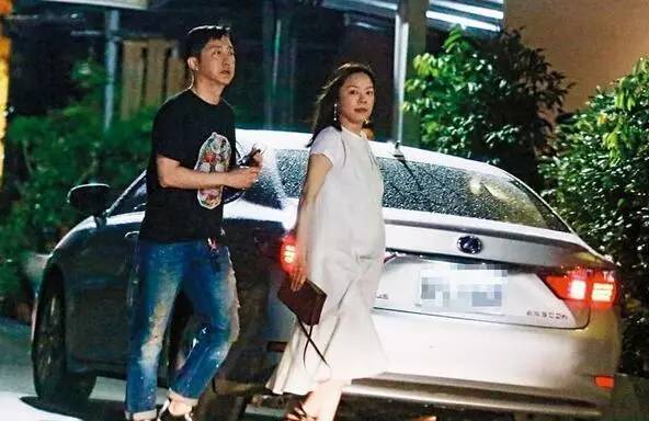 张嘉欣和庾澄庆老婆合照中，这位名叫娱乘庆的人是谁？