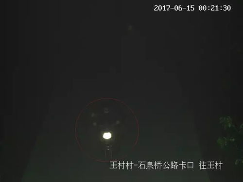 较深夜时分，黑影悄无声息靠近，孩子惊醒，不容简单道是...是谁？