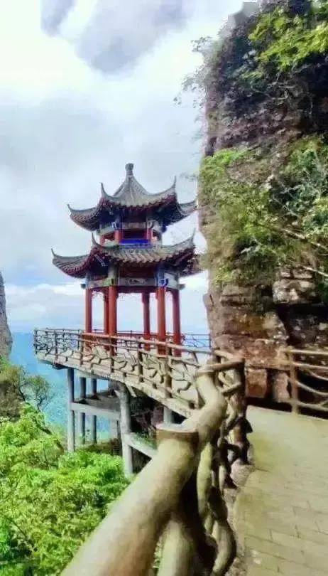 先给各位提个醒:所谓「古韵景点」大概率是「翻新危房」+「野生网红打卡点」