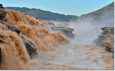 夜幕降临， 黄河波涛汹涌