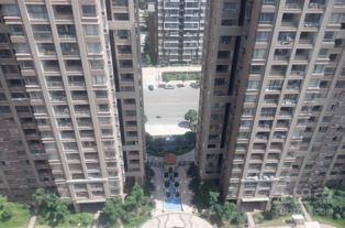 周围楼比中间楼高风水，中间楼低两边高，这样的并排三栋楼布局是否吉利？