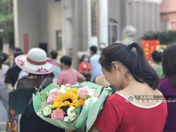 家长们的期盼：鲜花与祝福