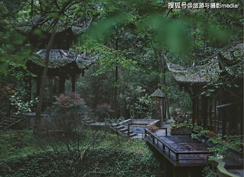 二、 古镇漫步：微风拂面与意外相遇