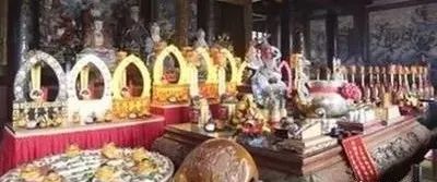 土地爷过生日：烧香有用？我看是污染空气还差不多！