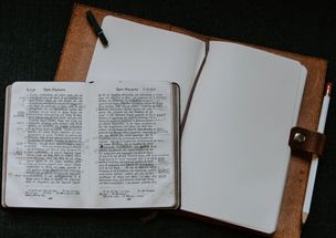 2. “周易卦象分析:名字的卦象为讼卦,卦象财运为起初顺利,有利可图,继而受挫,务必警惕,慎之又慎,不得固执已见,极力避免介入诉讼纠纷的争执之中。与其这样,不如退而让人,求得化解,安于正理,可免除意外之灾。”