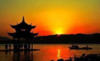 苏堤漫步：从历史的叹息到当下的惬意