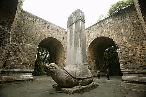 一、 东霓龙城的尘封传说