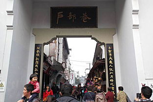 三、 美食探秘：古街美食如同迷宫般让人迷失方向