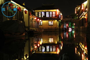 古街夜景：灯火阑珊之下