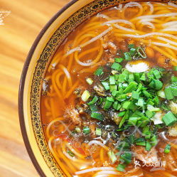 早餐：羊骨米粉 vs 牛肉粉