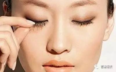 右下眼皮眼跳测吉凶，眼皮里红疼是何原因？