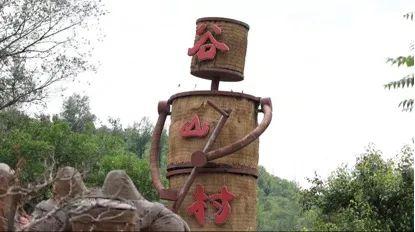 金牛犁地塑像前的沉思