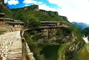 1. 悬空主寺建筑群（主殿、 钟鼓楼、石窟等）— 主殿较高耸入云，一座座佛像静静守护着山谷里的风声。