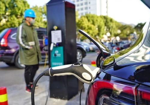 一、勾画美好，冲突来袭：新能源汽车，充电难题如何破？