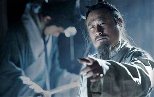 三、 古镜里的倒影