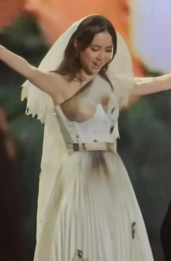 张韶涵在SBS节目惊艳表现引炎热议，你期待她在今后节目中带来哪些令人惊喜的瞬间？