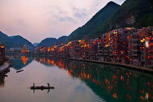 三、 古镇旅游的“暗涌”：别只看到表面的光鲜
哎呀呀！别看这些古镇表面上看起来这么热闹非凡的样子，其实里面也藏着不少问题呢。比如啊……游客太多了！特别是在节假日的时候，简直是人山人海。走起来像在抢救场一样！而且呢，这些商业开发啊，有时候也破坏了古镇原有的风貌。本来挺安静的小街小巷啊，现在到处都是喧嚣的人群和各种各样的店铺。
更糟糕的是啊……有些地方的保护措施还不够到位。有些历史建筑啊، 正在一点点地被破坏；有些传统文化啊، 正在一点点地被遗忘 。说实话吧 我感觉很多时候 这些所谓的 “古镇” 其实只是为了赚钱而出来的。
四、  谁才是真正的“流量密码”？
A. 古镇的建筑风格与历史文化相结合B. 古镇的交通便利性C. 古镇的商业化开发D. 古镇的现代化设施与服务的答案是什么.用刷刷题APP,拍照搜索答疑.刷刷题(shuashuati.com)是专业的大学职业搜题找答案,刷题练习的工具.一键将文档转化为在线题库手机刷题,以提高学习效率,是学习的生产力工具  古镇在乡村旅游中展现其独特的魅力的主要因素是什么? A.古镇的建筑风格与历史文化相结合 B.古镇的交通便利性 C.古镇的商业化开发 D.古镇的现代化设施与服务 如何将EXCEL生成题库手机刷题 下载刷刷题APP,拍照搜索答疑... 
春意盎然****于****河****出——新风尚
    春意盎然时节 ，江南水乡 的 **** 古 **** 震成为热门目的地 。游客们纷纷逃离城市的喧嚣 ，寻求一段宁静与美好的旅程 。
       春意盎然于河出——新风尚