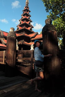 闯进寺院内部——噪音与香火混杂的现场