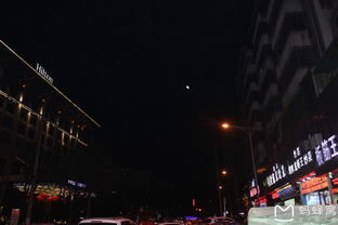 夜晚灯光下的古都