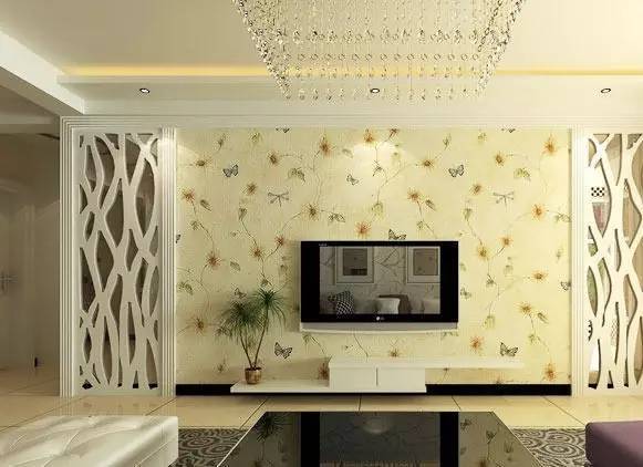 家庭氛围：从客厅电视到后院老井， 者阝是暗流涌动的线索